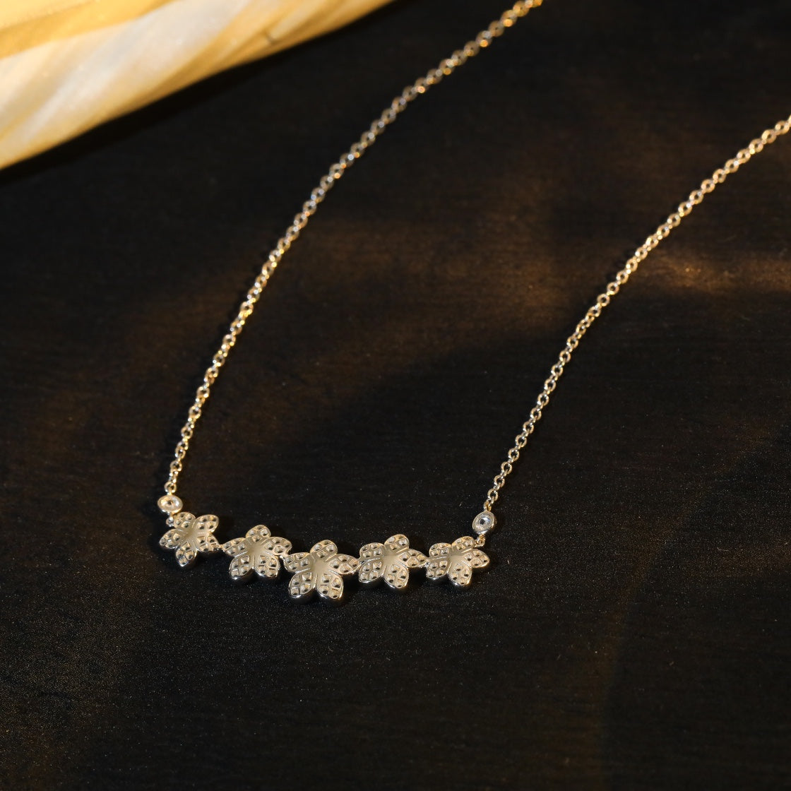 WILD FLOWER SILVER DIAMOND LINE NECKLACE