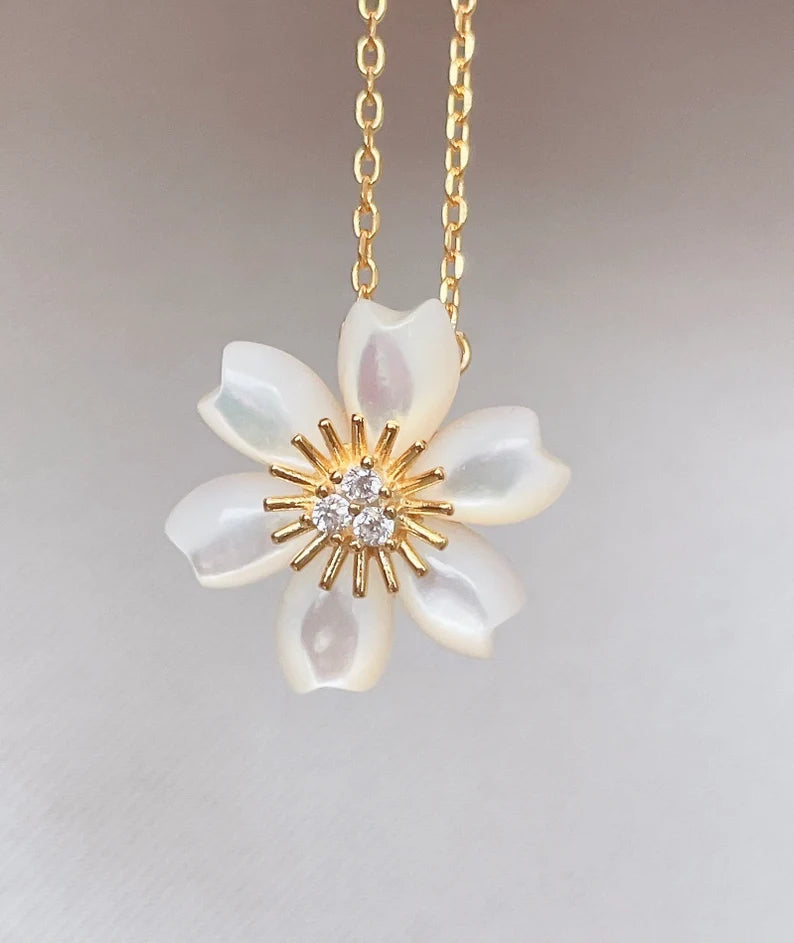 WHITE ROSE PEDANT NECKLACE