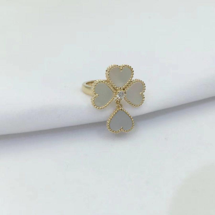 SWEET CLOVER WHITE MOP RING