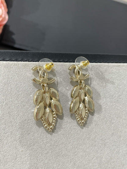 CHANE SMALL FRAGRANCE WHEAT GOLD DIAMOND EARRINGS