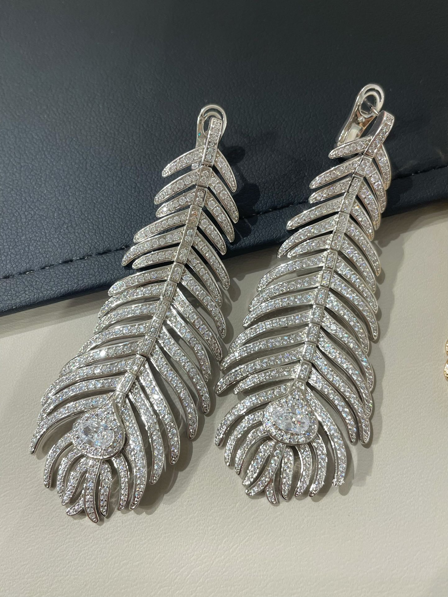 PLUME DE PAON PENDANT EARRINGS