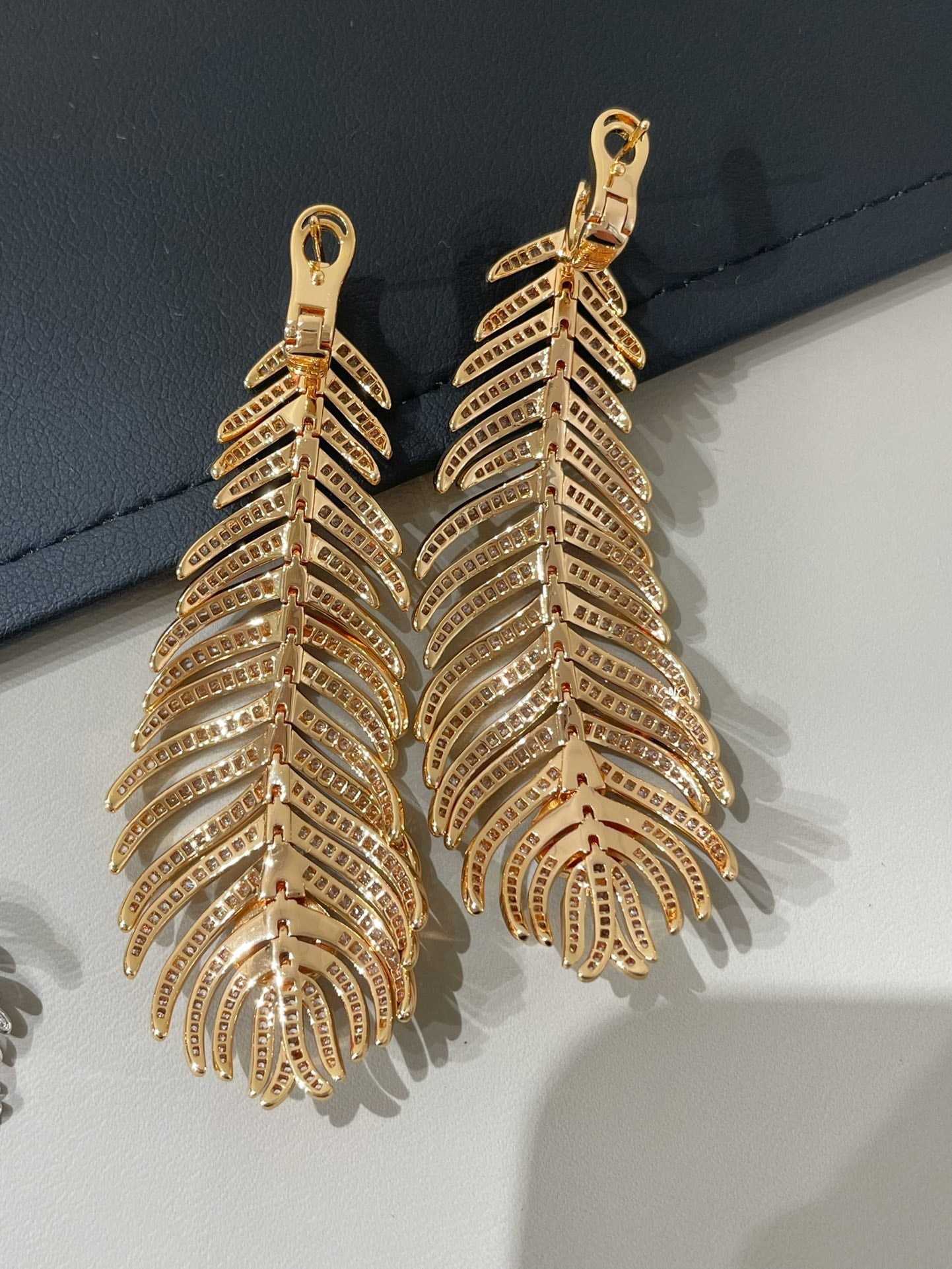 PLUME DE PAON PENDANT EARRINGS