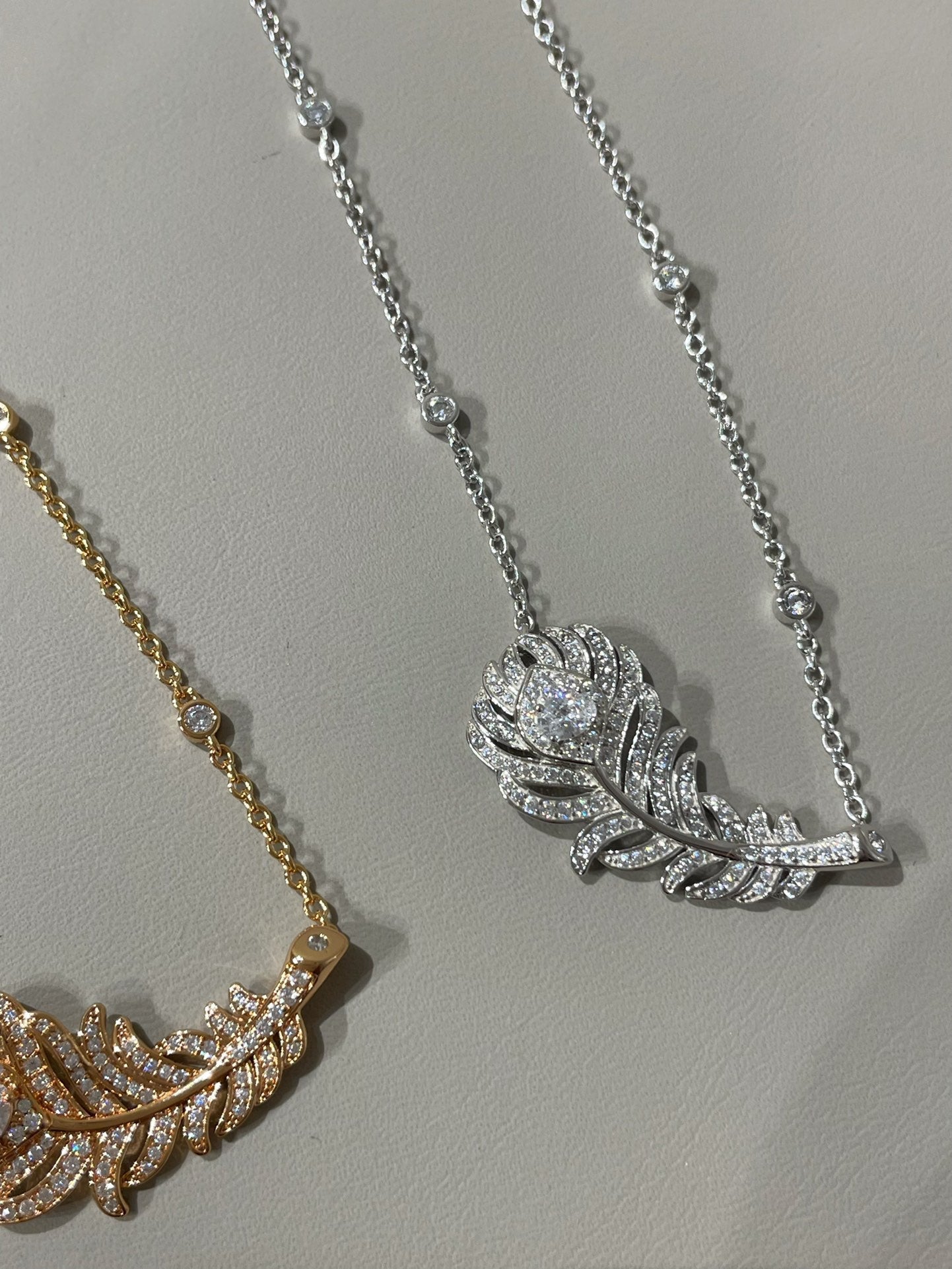 PLUME DE PAON NECKLACE